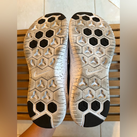 Nike Free Men’s Shoe - size 9.5 (runs half a size small) - Picture 4 of 5